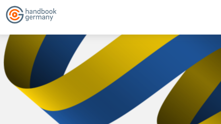 Logo von Handbook Germany und Schleifenband in ukrainischen Nationalfarben