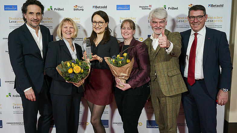 Oliver Mommsen (Lesbotschafter), Ruth Neumann, Theresa Fischer, Katja Sauermann (Regionalbibliothek Weiden), Christian Kipper (Geschäftsführer Deutsche Fernsehlotterie), André Stahl (Bürgermeister der Stadt Bernau bei Berlin / Deutscher Städtetag Präsidium) 2. Platz Kategorie "Herausragendes kommunales Engagement in der Leseförderung" gefördert vom Deutschen Städtetag und der Deutschen Fernsehlotterie