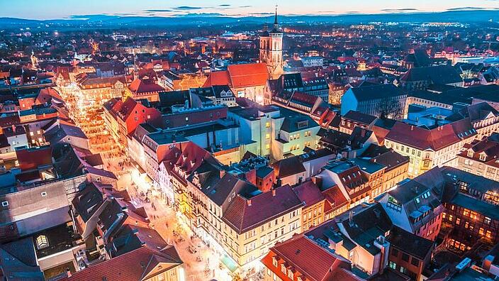 Blick auf die Innenstadt von Göttingen am Abend