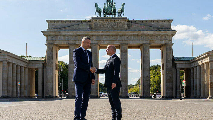 Der Bürgermeister von Kyiv, Vitaliy Kitschko, und der Bürgermeister von Berlin, Kai Wegner, stehen vor dem Brandenburger Tor in Berlin