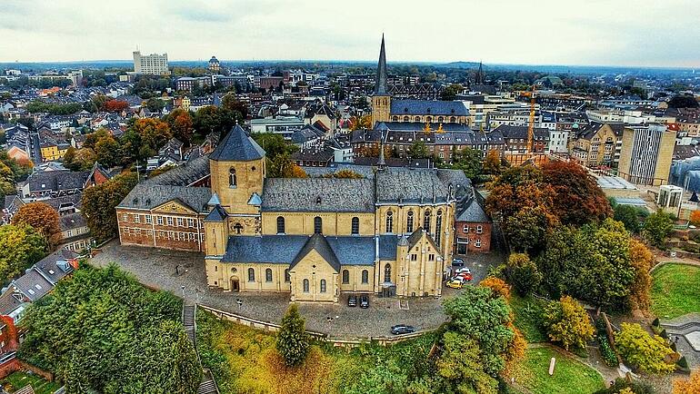 Mönchengladbach - Luftaufnahme mit Münster, eine katholische Kirche