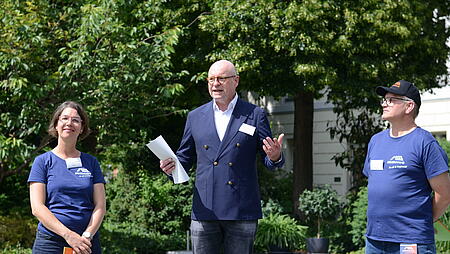 Markus Lewe (Mitte), Präsident des Deutschen Städtetages, verlieh die Preise und Urkunden vom Wattbewerb im Park Schloss Bellevue.