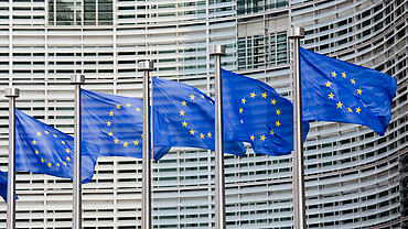 wehende Europaflaggen in Brüssel