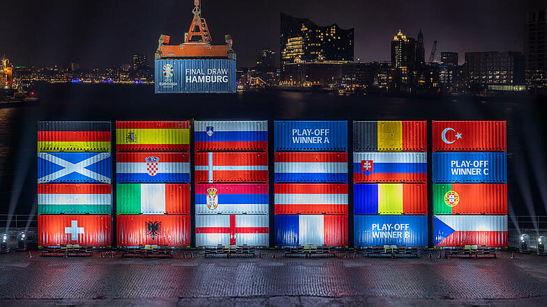Hamburg begrüßt den Turnierstart mit einer Container-Installation.
