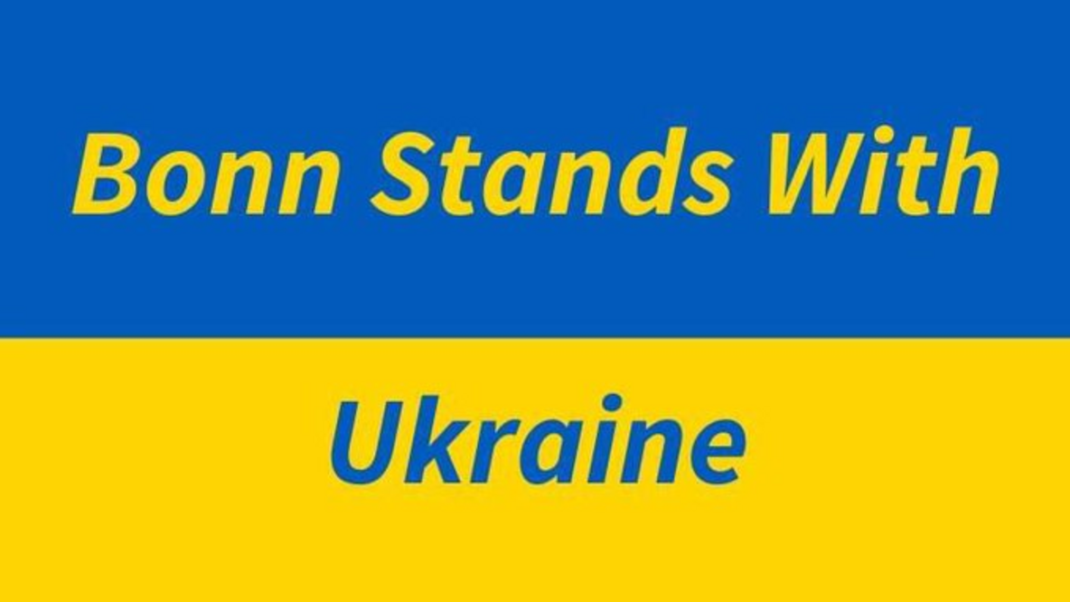 Ukrainische Flagge mit der Aufschrift "Bonn stands with Ukraine"