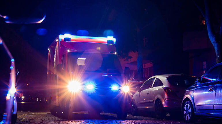 Rettungswagen bei Nacht.