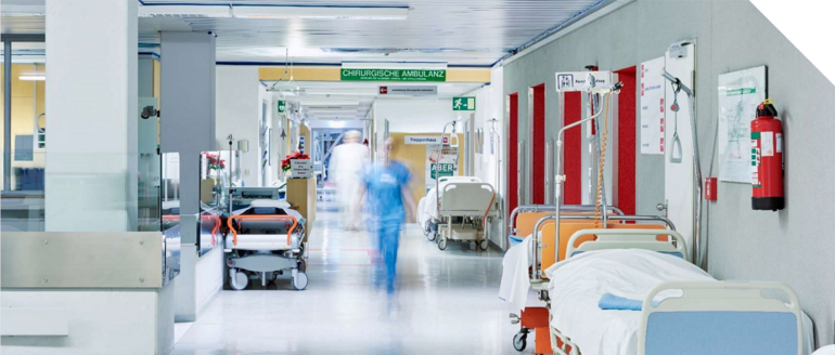 Krankenhausflur mit Klinikpersonal in Bewegungsunschärfe